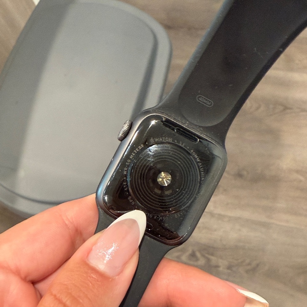 Apple Smartwatch SE 1 with CELLULAR - Picture 2 of 2